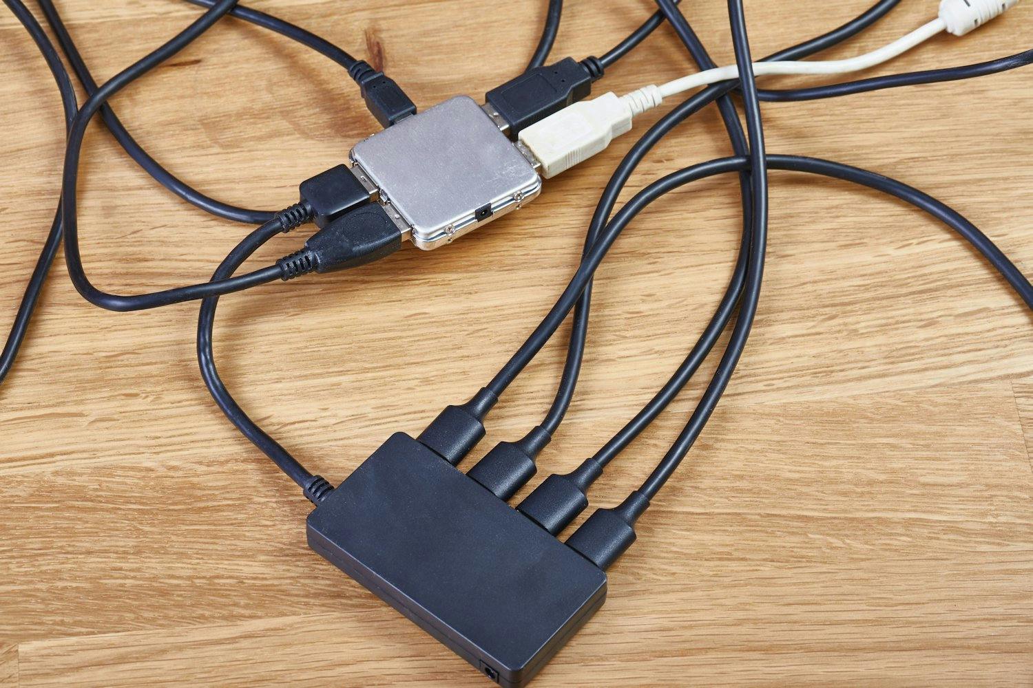 Hvis du har mye utstyr som kobles til pc-ens USB-port, har du også like mange kabler og huber som ligger og flyter. Hvis du har mye utstyr som kobles til pc-ens USB-port, har du også like mange kabler og huber som ligger og flyter.